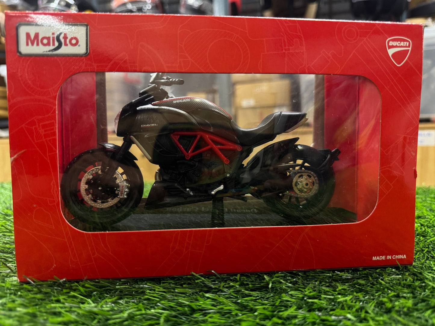 Ducati Diavel Carbon 1:12 Maisto Scale Model bike collectible