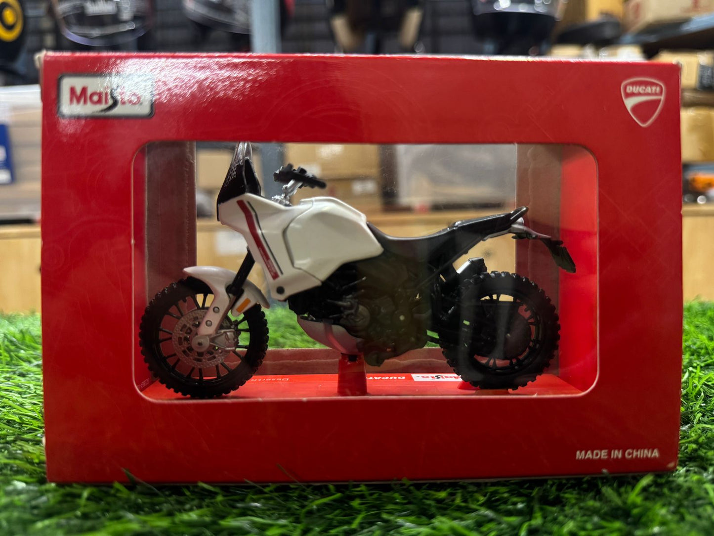 Ducati Desert X 1:18 Maisto licensed diecast scale Model bike collectible