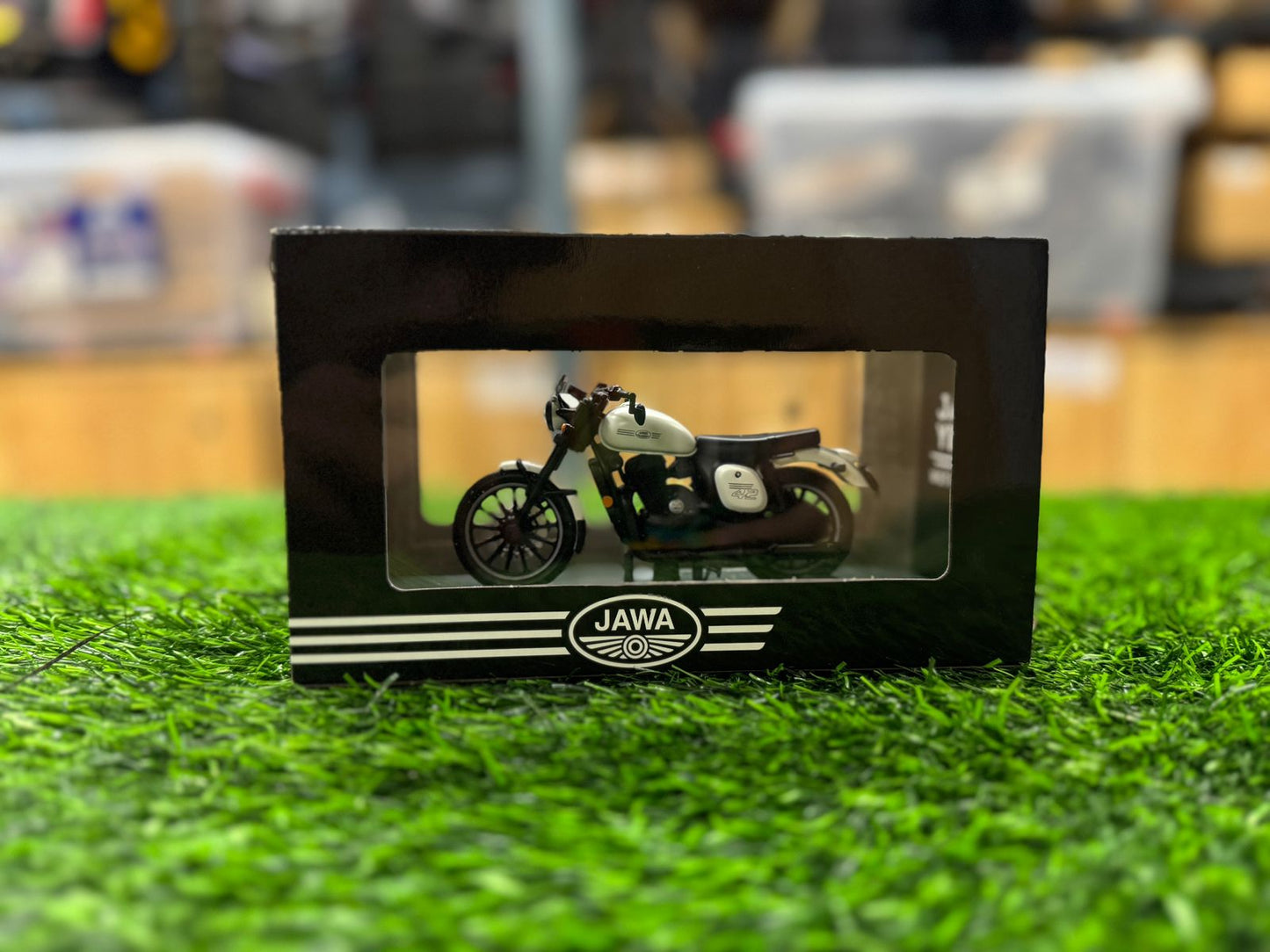 Jawa 42 White 1:18 Maisto licensed diecast scale model bike collectible