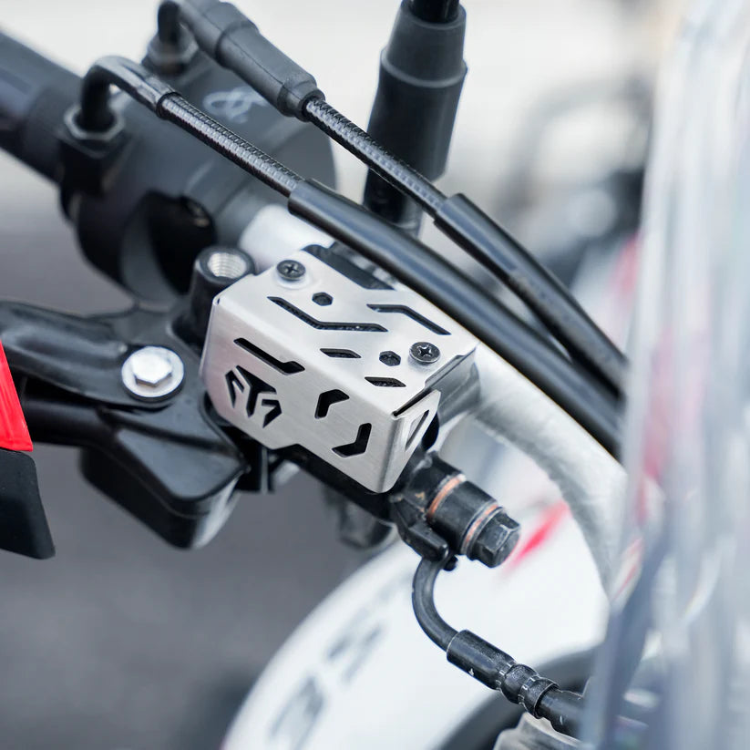 FRONT MASTER CYCLINDER GUARD SILVER FOR XPULSE 210