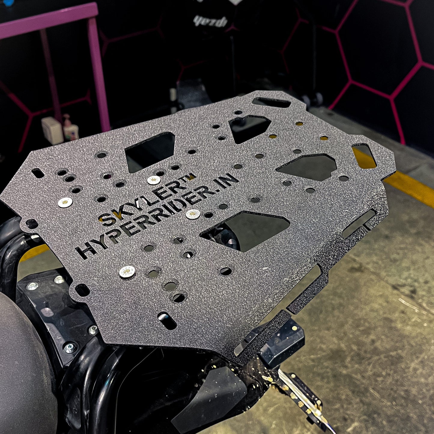 TRIUMPH RALLY PRO 900 TOP PLATE